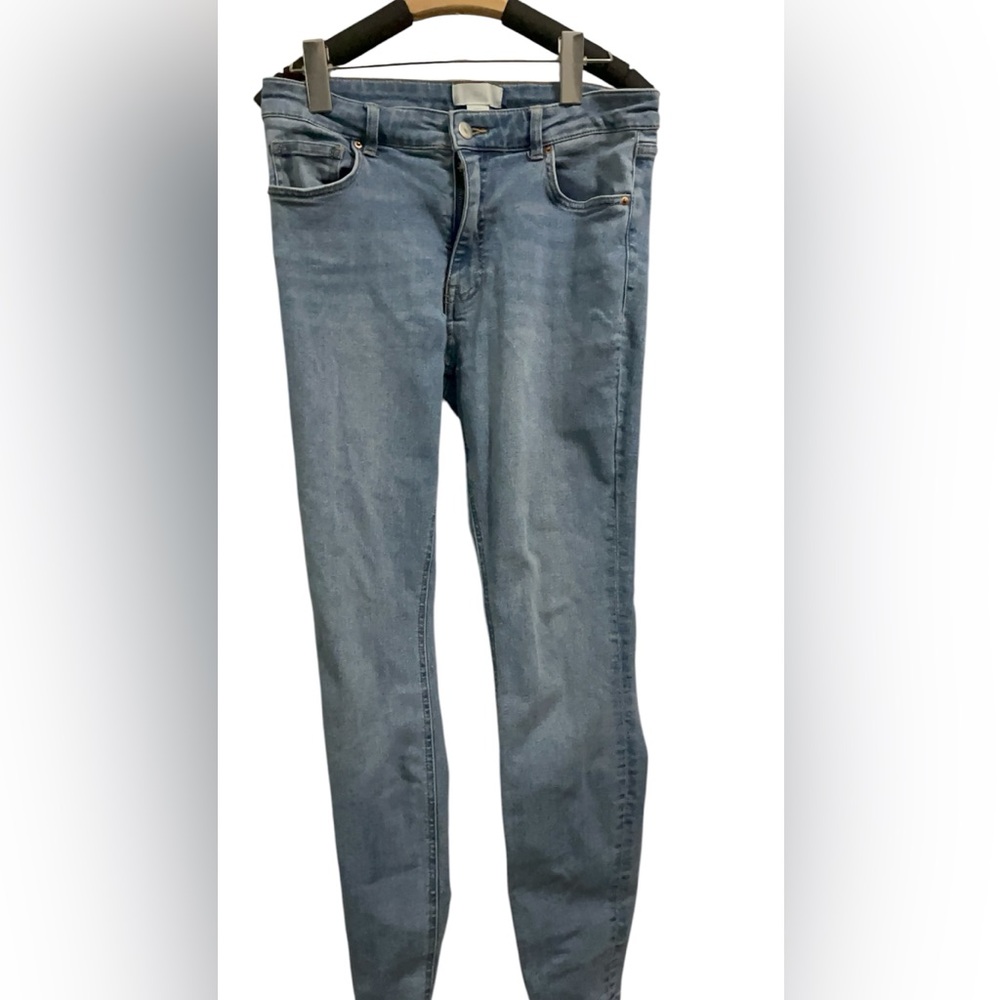 H&M Women’s Light Blue Slim Jeans – A Wardrobe Must-Have lightly used